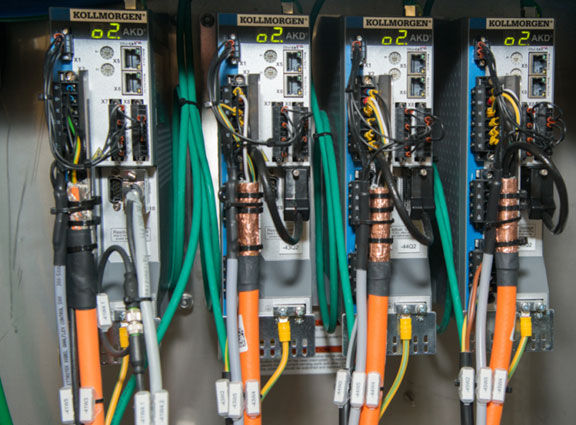 The AKD servo controllers are connected to the motors using single-cable connection technology